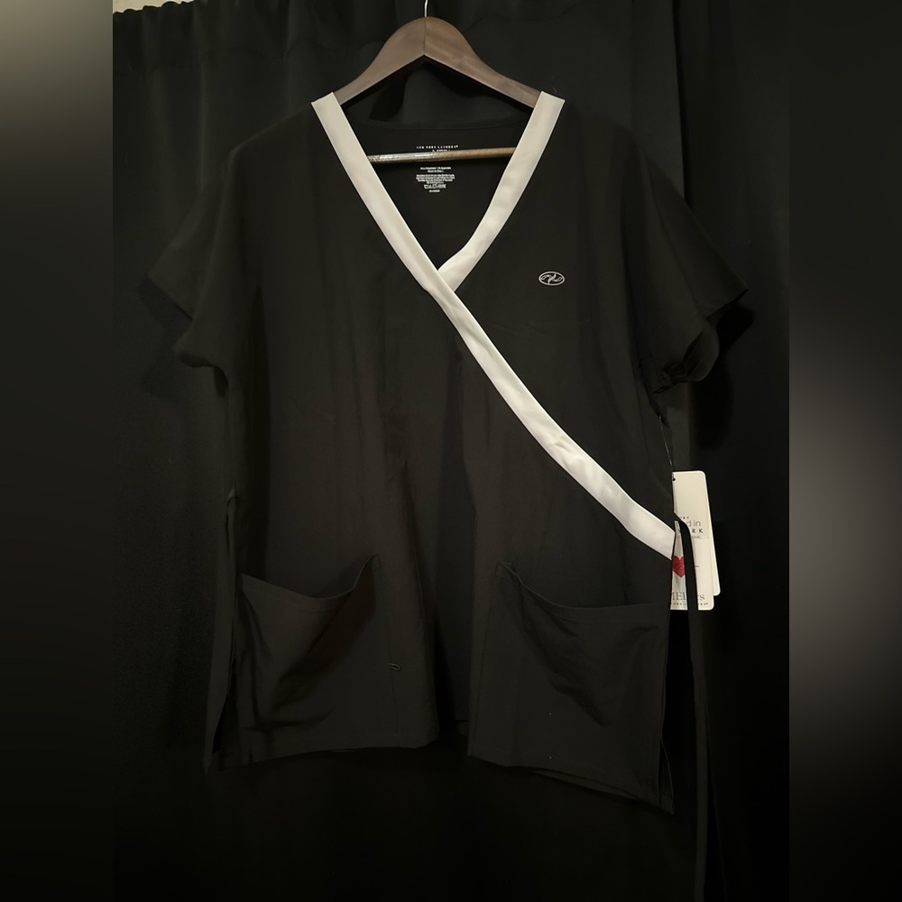New York Laundry +Metics Black and White Scrub Top